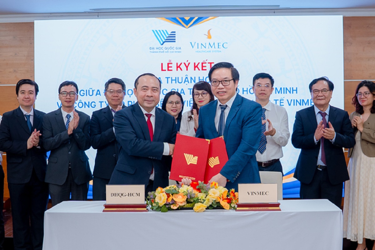 GS.TS.BS Trần Trung Dũng - T&ocirc;̉ng giám đ&ocirc;́c H&ecirc;̣ th&ocirc;́ng Y t&ecirc;́ Vinmec và PGS.TS Vũ Hải Qu&acirc;n &ndash; Gi&aacute;m đốc ĐHQG-HCM đại di&ecirc;̣n 2 b&ecirc;n ký k&ecirc;́t hợp tác