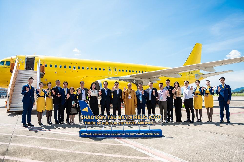 C&aacute;c đại biểu chụp ảnh lưu niệm c&ugrave;ng chiếc m&aacute;y bay Airbus A320.
