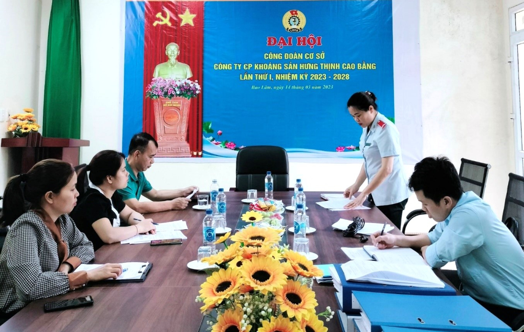 Bảo hiểm x&atilde; hội tỉnh Cao Bằng thanh tra tại doanh nghiệp về đ&oacute;ng bảo hiểm cho người lao động. Ảnh: B&aacute;o Cao Bằng