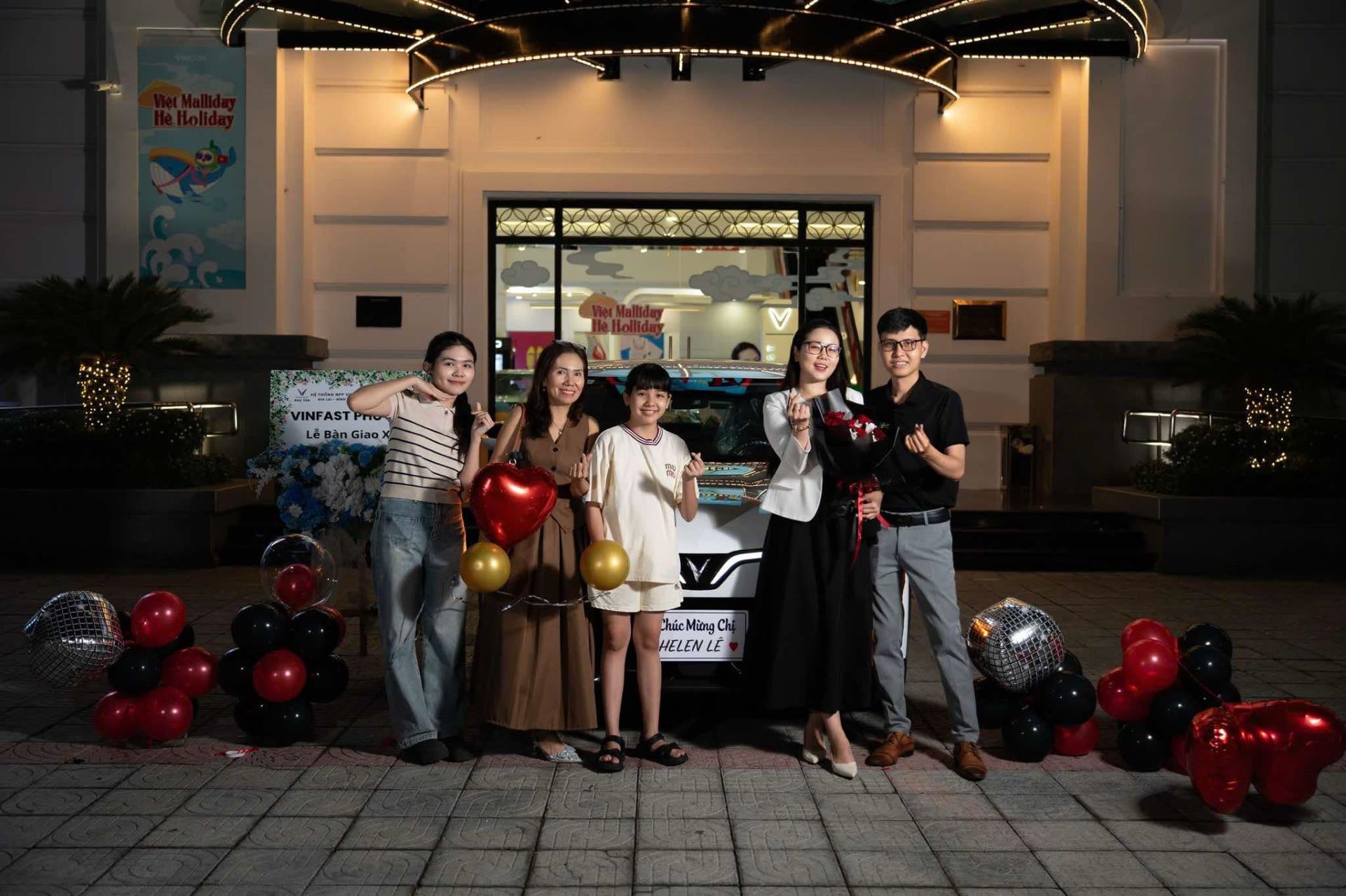 Anh Trường v&agrave; gia đ&igrave;nh trong ng&agrave;y nhận VinFast VF 7.