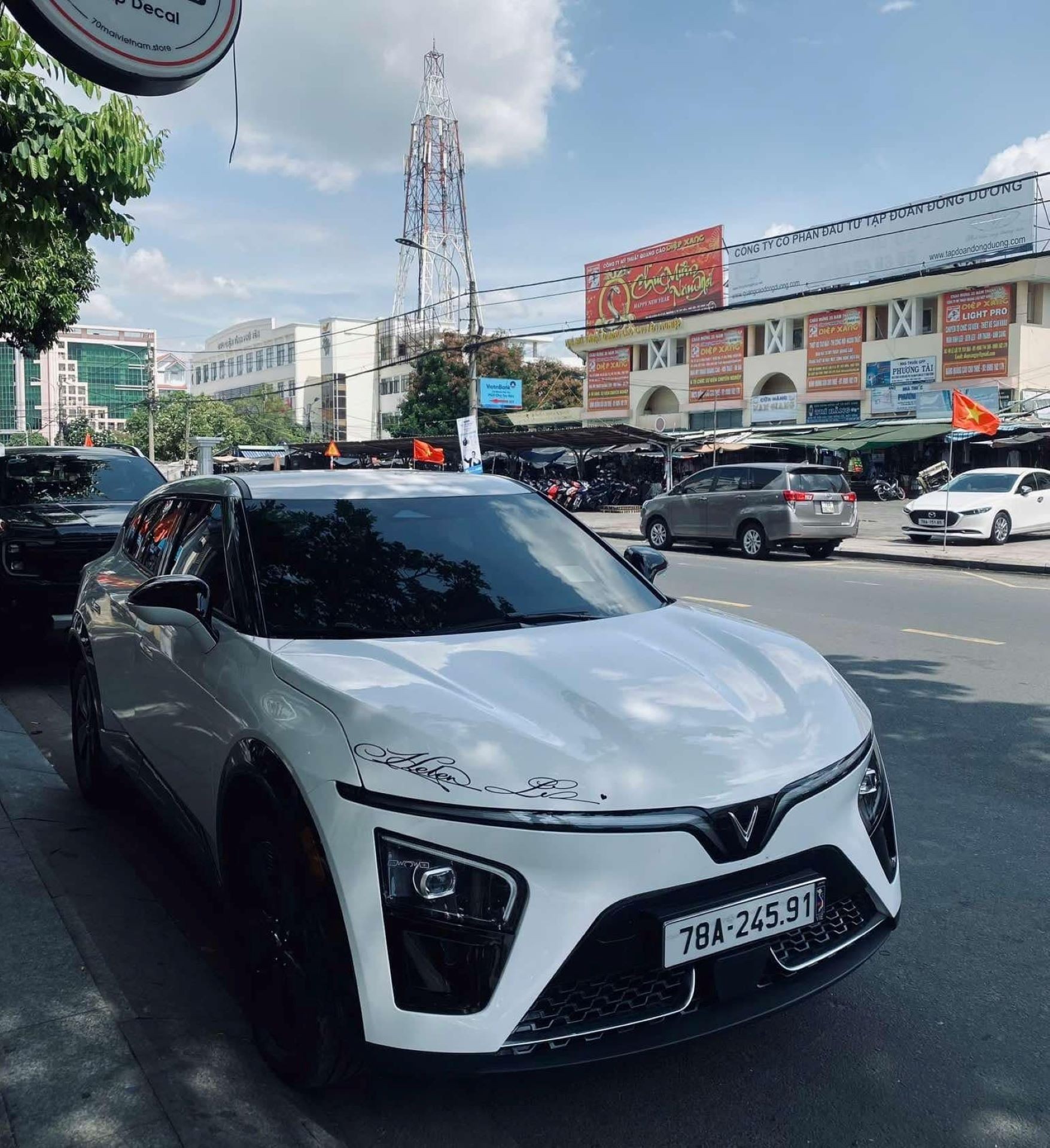 Thiết kế thể thao, vận h&agrave;nh bốc v&agrave; nhiều t&iacute;nh năng tiện lợi cho người d&ugrave;ng l&agrave; những điểm khiến anh Trường h&agrave;i l&ograve;ng sau một thời gian sử dụng VF 7.