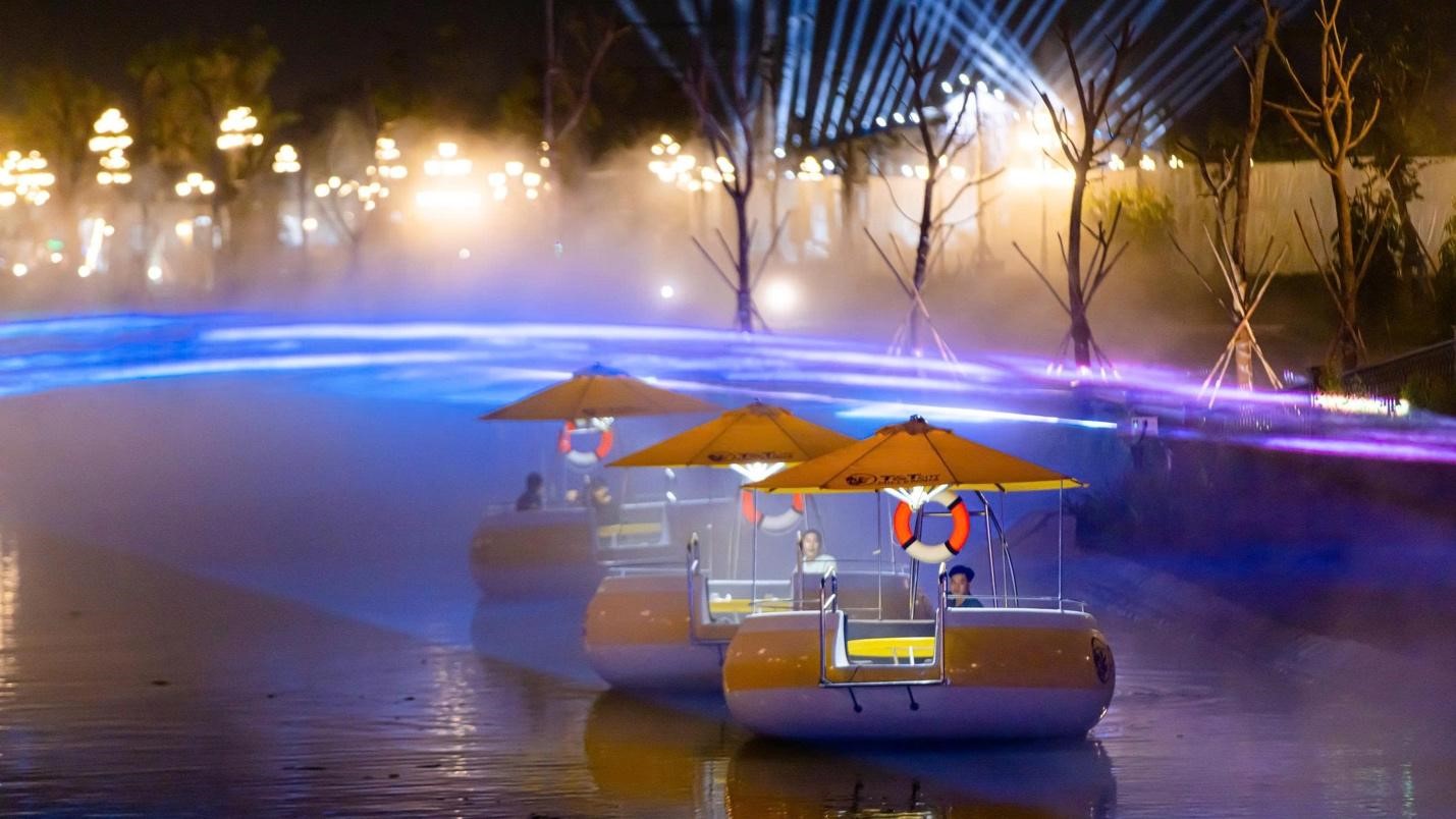 Cận cảnh D&#242;ng s&#244;ng &#193;nh s&#225;ng huyền ảo chuẩn bị được khai trương tại TP Thi&#234;n ni&#234;n kỷ - Ảnh 9