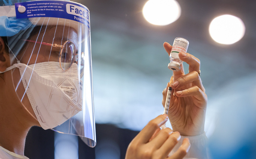 6 nhóm đối tượng cần thận trọng khi tiêm vắc xin Covid-19 - Ảnh 1