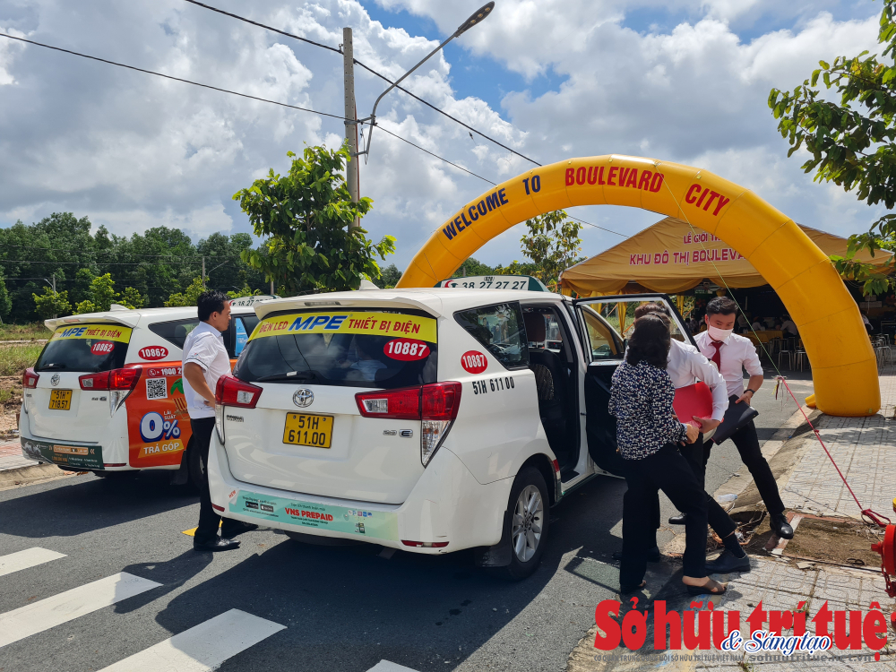 Kh&aacute;ch h&agrave;ng được c&aacute;c m&ocirc;i giới dẫn đi xem đất tại x&atilde; Lai Hưng, huyện B&agrave;u B&agrave;ng, tỉnh B&igrave;nh Dương.