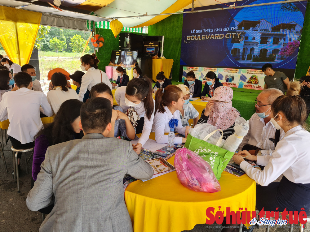 B&ecirc;n trong rạp dựng sẵn, kh&ocirc;ng kh&iacute; mua b&aacute;n tấp nập.