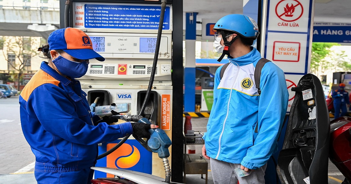 Gi&aacute; xăng dầu đồng loạt tăng, c&oacute; loại tăng gần 2.000 đồng/l&iacute;t. Ảnh: VietNamNet