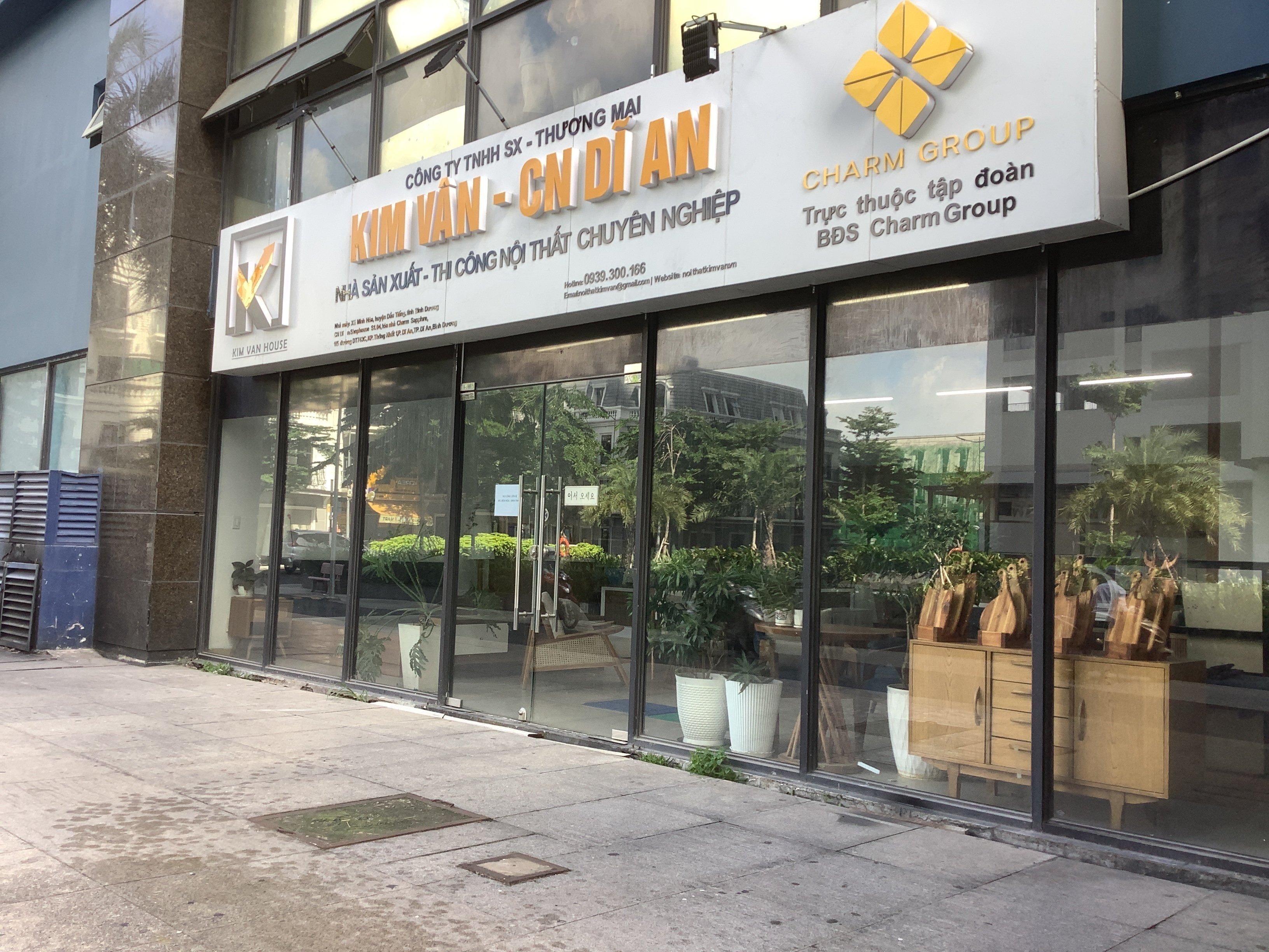 H&agrave;ng loạt văn ph&ograve;ng, ph&ograve;ng trưng b&agrave;y&hellip; vẫn hoạt động nơi vốn dĩ d&agrave;nh cho cộng đồng.