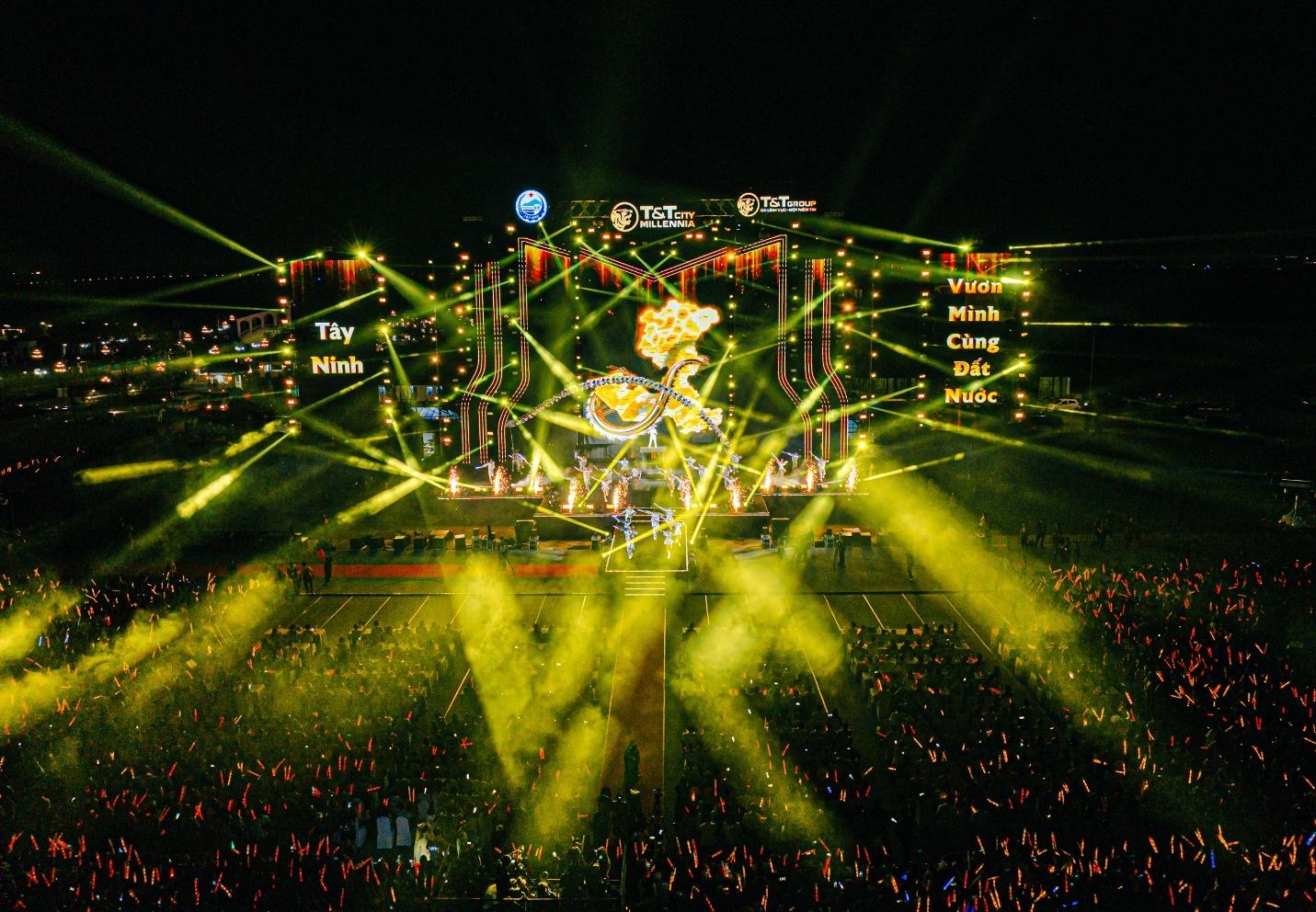 Theo BTC, đại nhạc hội &ldquo;Khơi mạch nguồn Di sản &ndash; Vững bước Kỷ nguy&ecirc;n mới&rdquo; tổ chức tối 9/8 tại T&acirc;y Ninh đ&atilde; thu h&uacute;t hơn 50.000 kh&aacute;n giả tham dự.