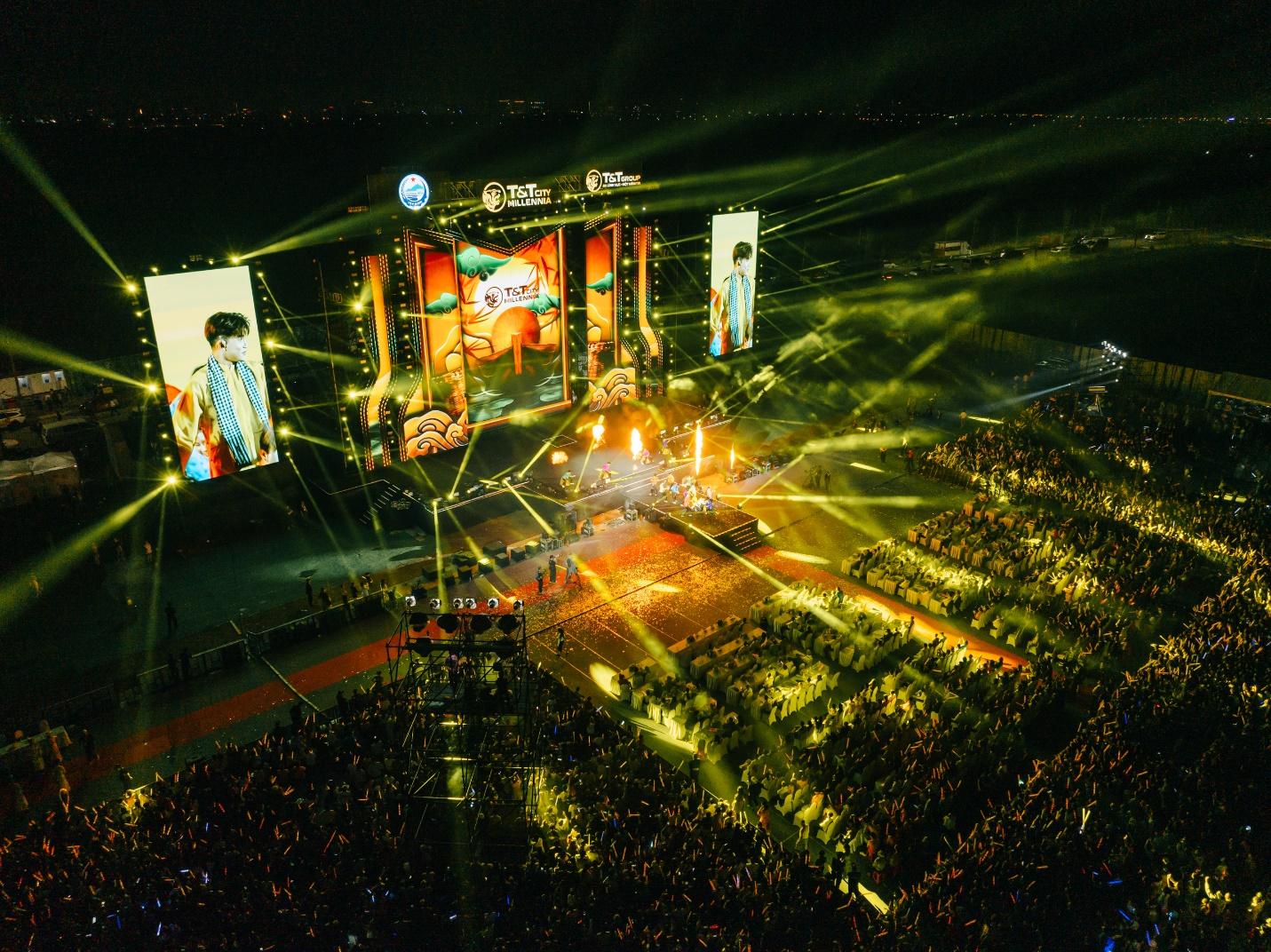 Gần 5 vạn người hội tụ về T&amp;T City Millennia trải nghiệm 2 c&#244;ng tr&#236;nh kỷ lục quốc gia v&#224; đại nhạc hội - Ảnh 1