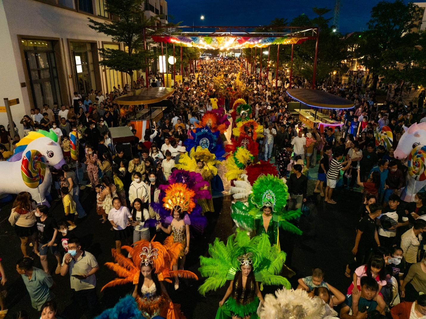 H&agrave;ng ngh&igrave;n người kh&aacute;m ph&aacute; tuyến phố đi bộ Millennia Jourey &ndash; H&agrave;nh tr&igrave;nh Thi&ecirc;n ni&ecirc;n kỷ.