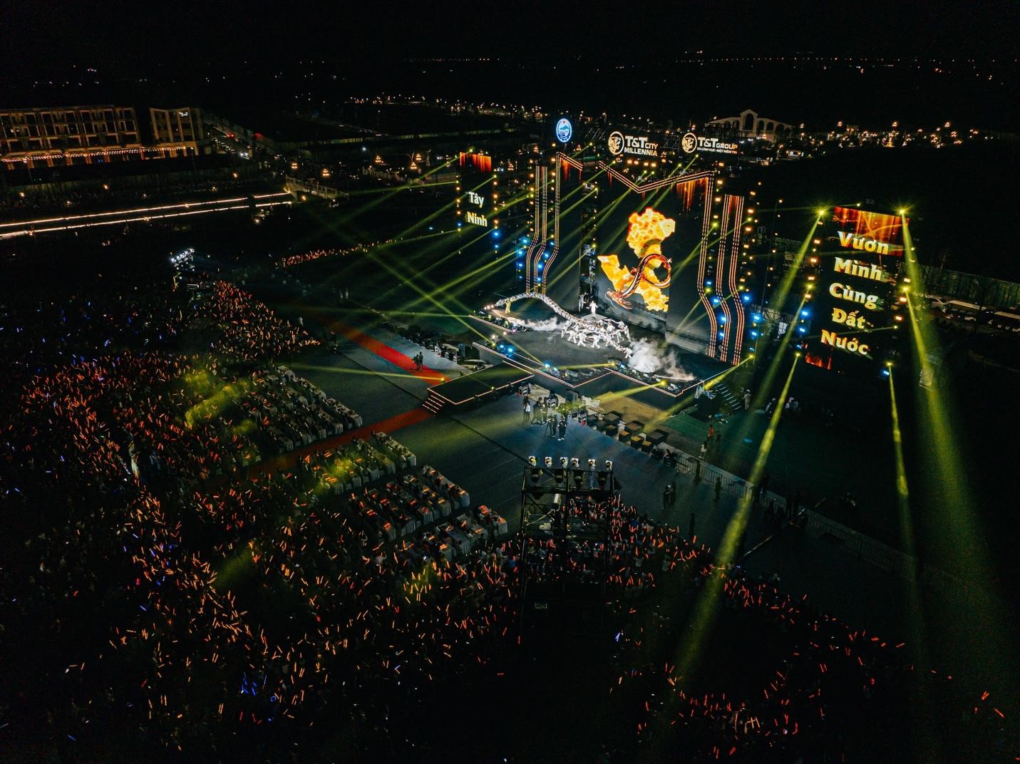 M&#227;n nh&#227;n với “si&#234;u s&#226;n khấu” tại Đại nhạc hội T&amp;T City Millennia - Ảnh 1