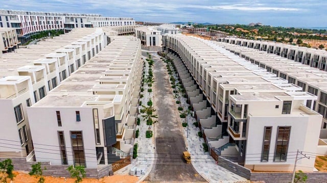 Đến nay, theo ghi nhận của PV, 110 căn biệt thự nh&agrave; phố liền kề đ&atilde; được x&acirc;y xong v&agrave; đưa v&agrave;o sử dụng. 2 block chung cư đang trong qu&aacute; tr&igrave;nh x&acirc;y dựng v&agrave; đang mở b&aacute;n.