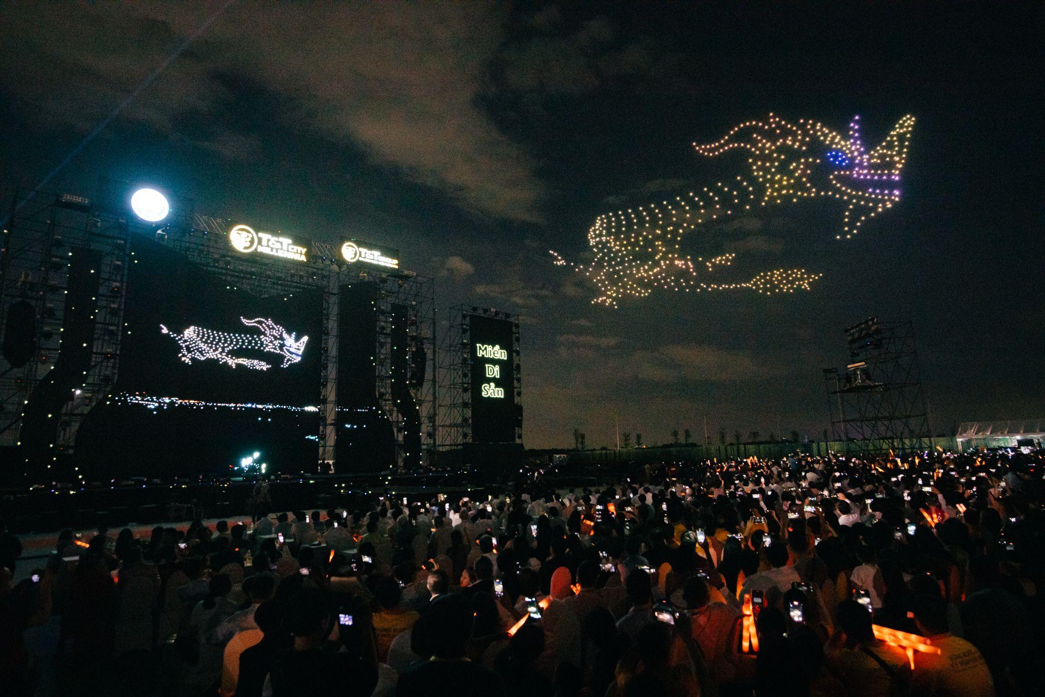Chi&#234;m ngưỡng 1.000 drone tỏa s&#225;ng tr&#234;n bầu trời đ&#234;m Th&#224;nh phố Thi&#234;n ni&#234;n kỷ T&amp;T City Millennia - Ảnh 1