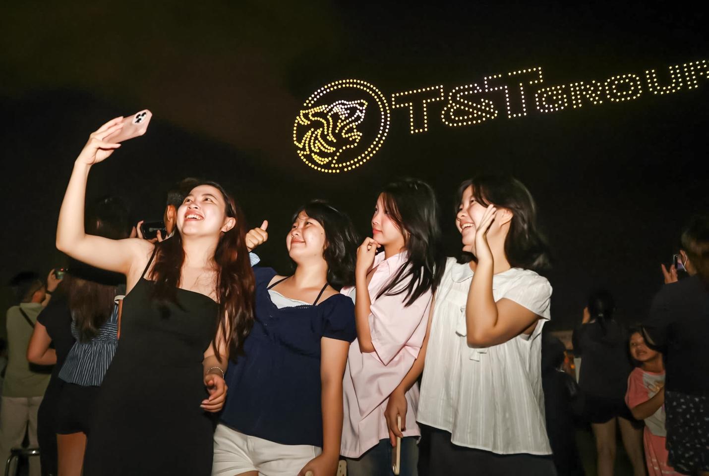 Chi&#234;m ngưỡng 1.000 drone tỏa s&#225;ng tr&#234;n bầu trời đ&#234;m Th&#224;nh phố Thi&#234;n ni&#234;n kỷ T&amp;T City Millennia - Ảnh 7