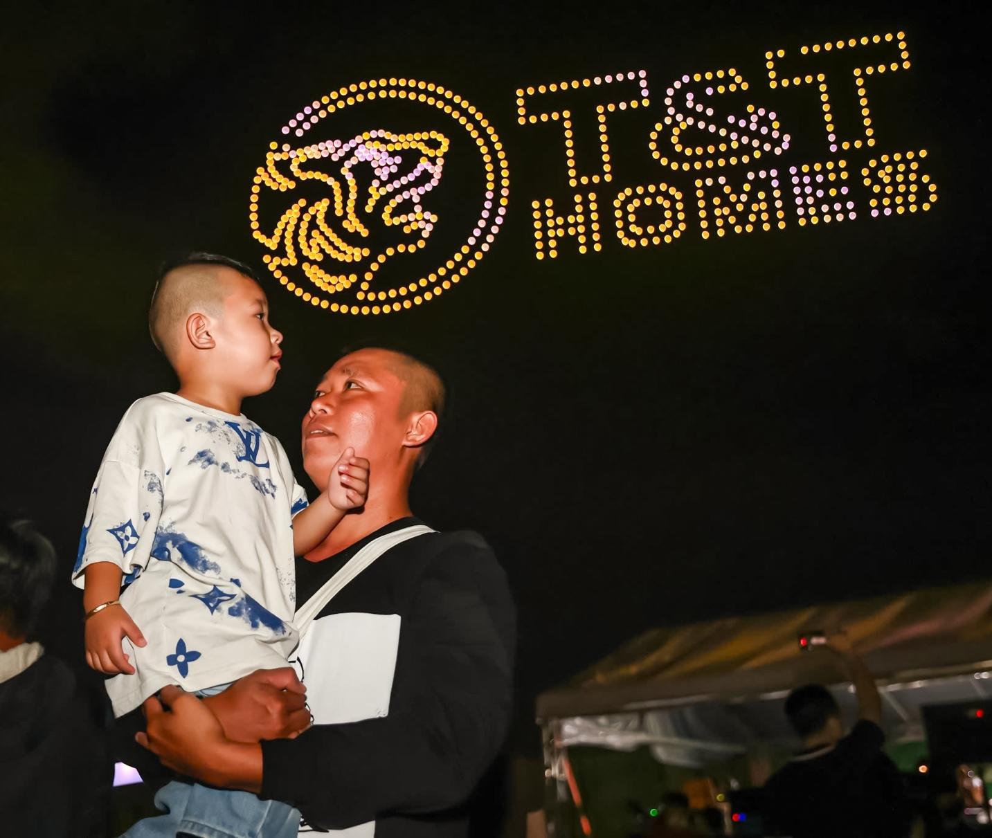 Chi&#234;m ngưỡng 1.000 drone tỏa s&#225;ng tr&#234;n bầu trời đ&#234;m Th&#224;nh phố Thi&#234;n ni&#234;n kỷ T&amp;T City Millennia - Ảnh 8