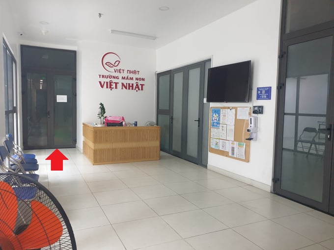 Khu vực s&acirc;n chơi 300m2 bị chiếm dụng l&agrave;m nh&agrave; trẻ (hướng mũi t&ecirc;n đỏ)