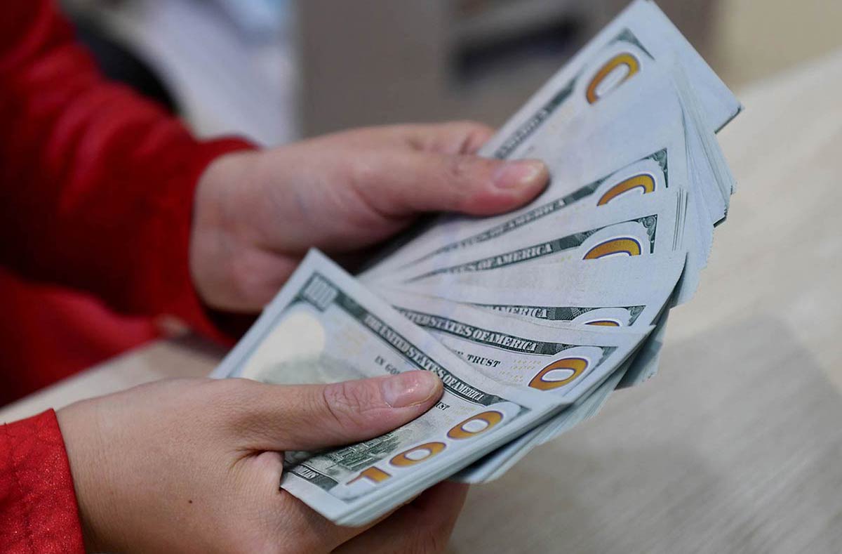 Gi&#225; USD ng&#226;n h&#224;ng l&#234;n mức cao mới - Ảnh 1