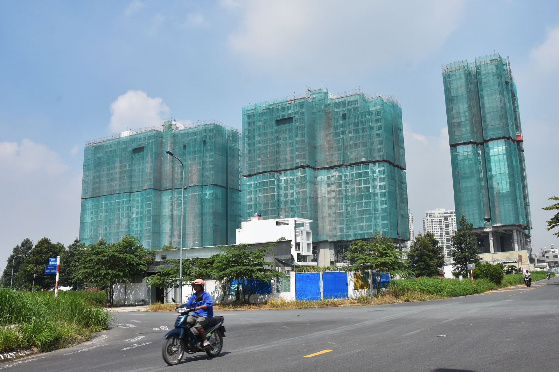 Doanh nghiệp v&agrave; thị trường bất động sản gặp kh&oacute; do &aacute;ch tắc d&ograve;ng tiền.