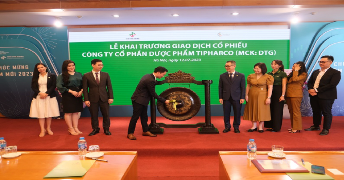 Dược phẩm Tipharco thực hiện nghi thức đ&aacute;nh cồng khai trương phi&ecirc;n giao dịch đầu ti&ecirc;n tr&ecirc;n HNX. Ảnh: Diễn đ&agrave;n doanh nghiệp