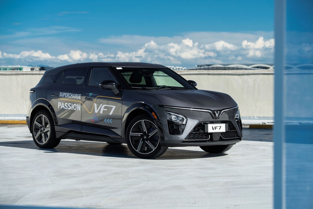 Tháng Ngâu, khách Việt vẫn “rần rần” chốt cọc VinFast VF 7 để hưởng ưu đãi chồng ưu đãi - Ảnh 1