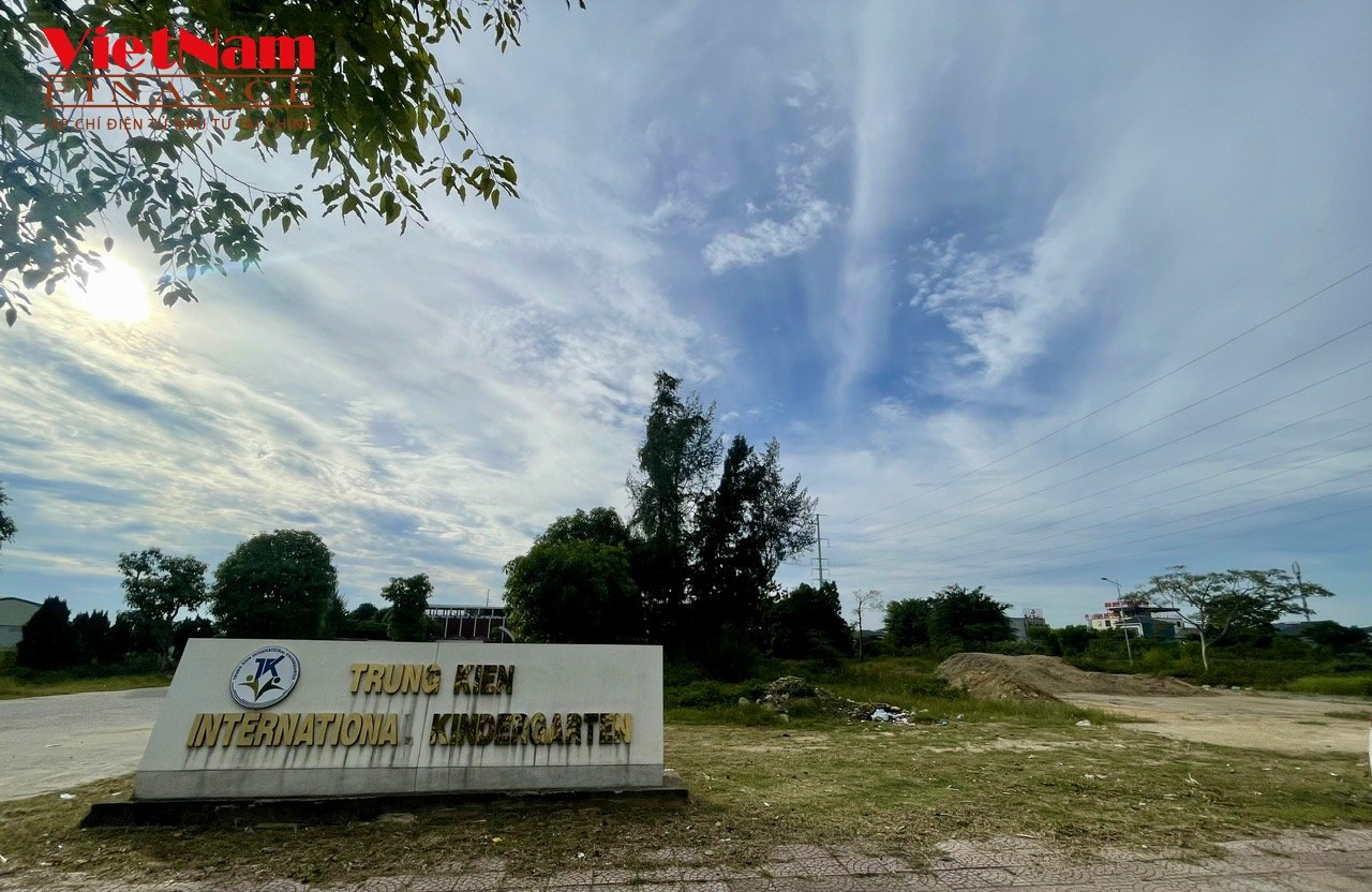 Sau nhiều năm chấp thuận chủ trương đầu tư, dự &aacute;n Kh&aacute;ch sạn, Văn ph&ograve;ng cho thu&ecirc;, TM tổng hợp v&agrave; Trường Mầm non Quốc tế Trung Ki&ecirc;n đang chỉ l&agrave; b&atilde;i đất trống, l&agrave;m điểm tập kết đất x&agrave; bần, cỏ lau&hellip;