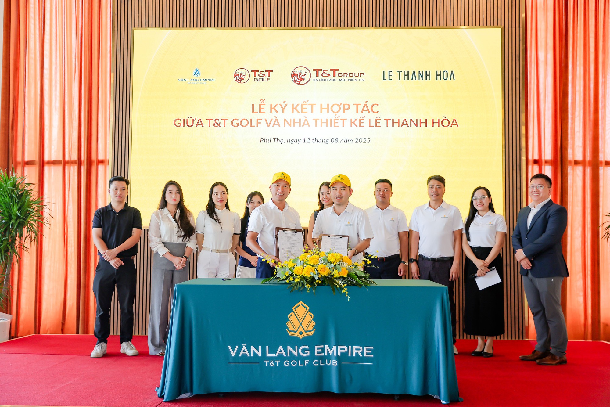 &Ocirc;ng Nhữ Văn Hoan - TGĐ T&amp;T Golf v&agrave; Nh&agrave; thiết kế L&ecirc; Thanh H&ograve;a tại lễ k&yacute; kết hợp t&aacute;c