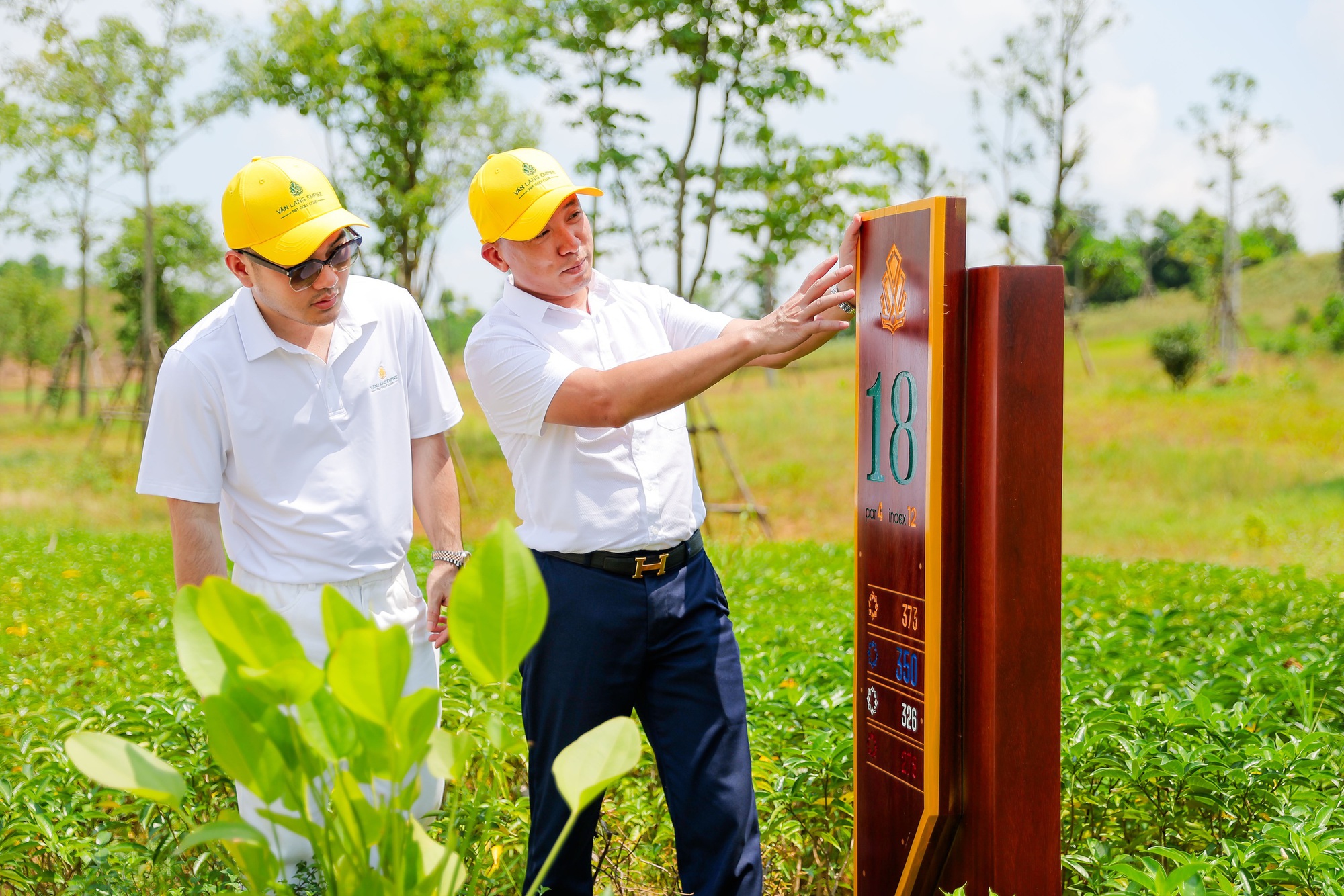 Nh&agrave; thiết kế L&ecirc; Thanh H&ograve;a đ&atilde; c&oacute; buổi khảo s&aacute;t thực tế để hiểu về c&acirc;u chuyện văn h&oacute;a của Văn Lang Empire T&amp;T Golf Club