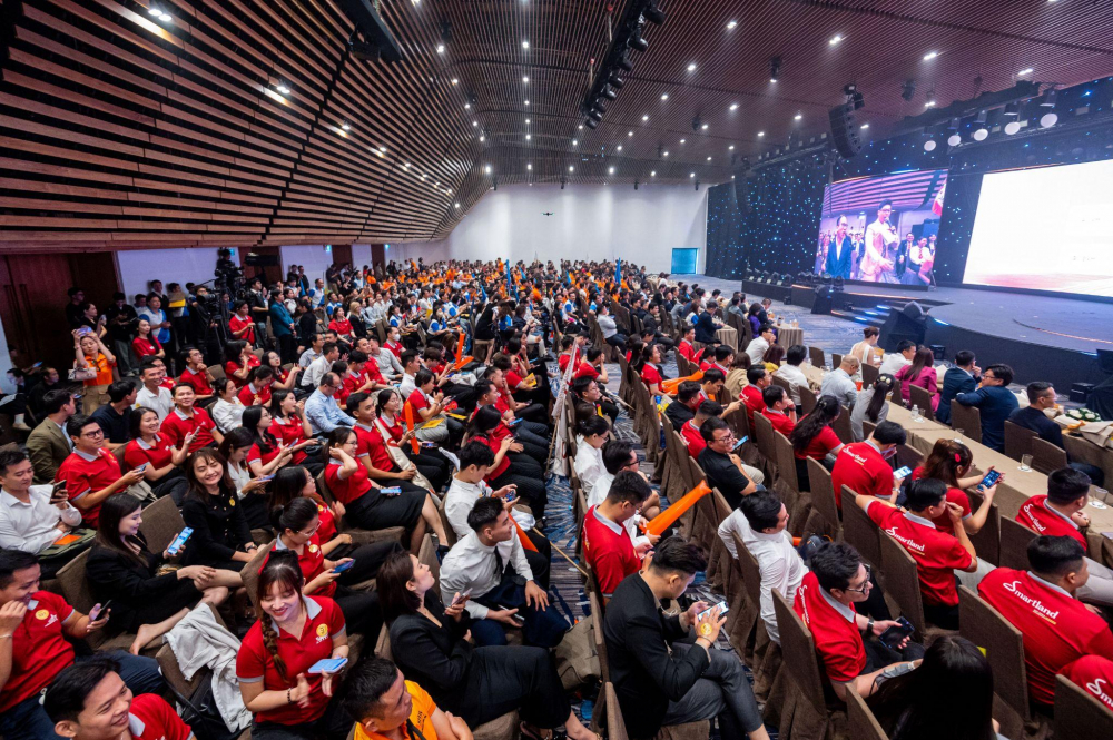 Hơn 1.200 chuy&ecirc;n vi&ecirc;n kinh doanh lấp k&iacute;n kh&aacute;n ph&ograve;ng.&nbsp;