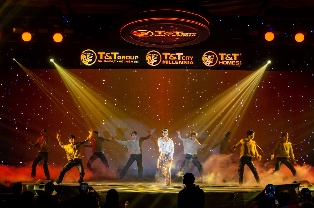 Kh&ocirc;ng kh&iacute; sự kiện được khuấy động với sự xuất hiện của &ldquo;anh t&agrave;i&rdquo; (S)TRONG Trọng Hiếu c&ugrave;ng những m&agrave;n tr&igrave;nh diễn nghệ thuật độc đ&aacute;o.&nbsp;