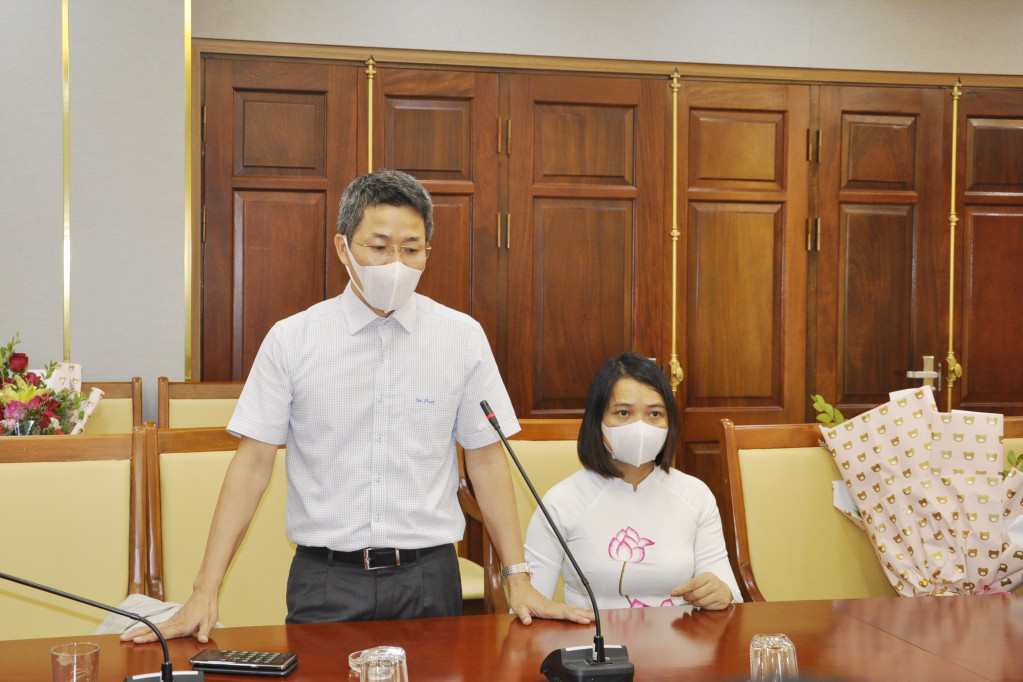 Đại diện C&ocirc;ng ty CP Đầu tư Văn Ph&uacute; - Invest ph&aacute;t biểu tại lễ tiếp nhận. &nbsp;