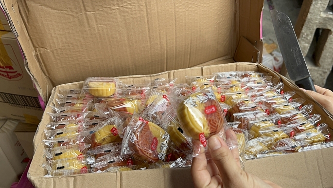 Nhiều người sản xuất b&aacute;nh trung thu cho biết, với mức gi&aacute; rẻ như "b&egrave;o" vậy th&igrave; kh&oacute; c&oacute; thể đảm bảo chất lượng, an to&agrave;n thực phẩm được.