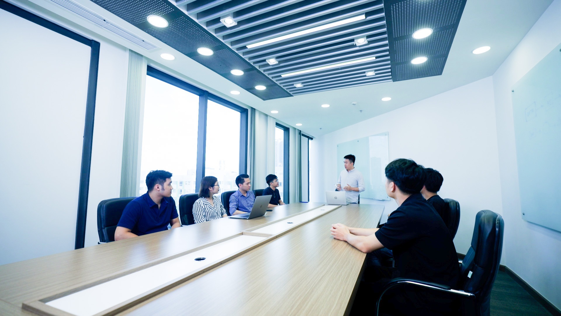 Sự kết hợp giữa dữ liệu lớn (Big Data) v&agrave; c&aacute;c c&ocirc;ng nghệ tr&iacute; tuệ nh&acirc;n tạo (AI) sẽ l&agrave; "vũ kh&iacute;" quan trọng gi&uacute;p doanh nghiệp x&acirc;y dựng một hệ thống th&ocirc;ng tin đồng bộ.