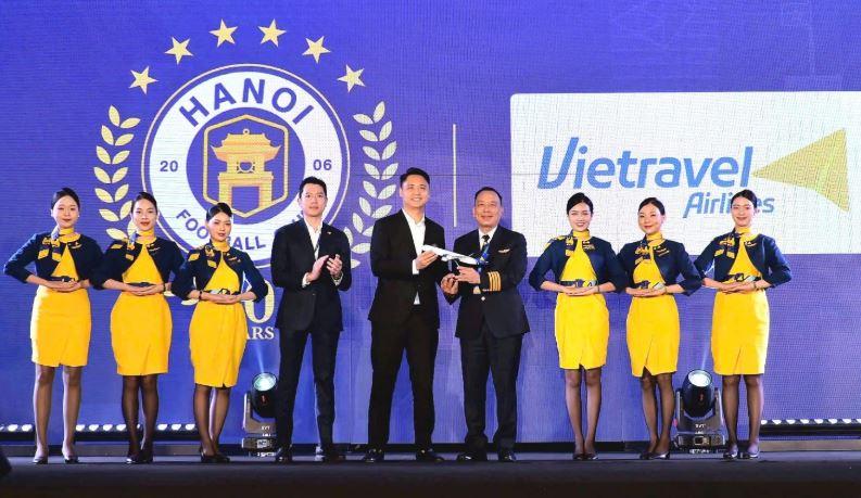 L&atilde;nh đạo Vietravel Airlines v&agrave; l&atilde;nh đạo Hanoi FC tặng qu&agrave; lưu niệm, đ&aacute;nh dấu cột mốc quan trọng trong chặng đường hợp t&aacute;c của hai đơn vị