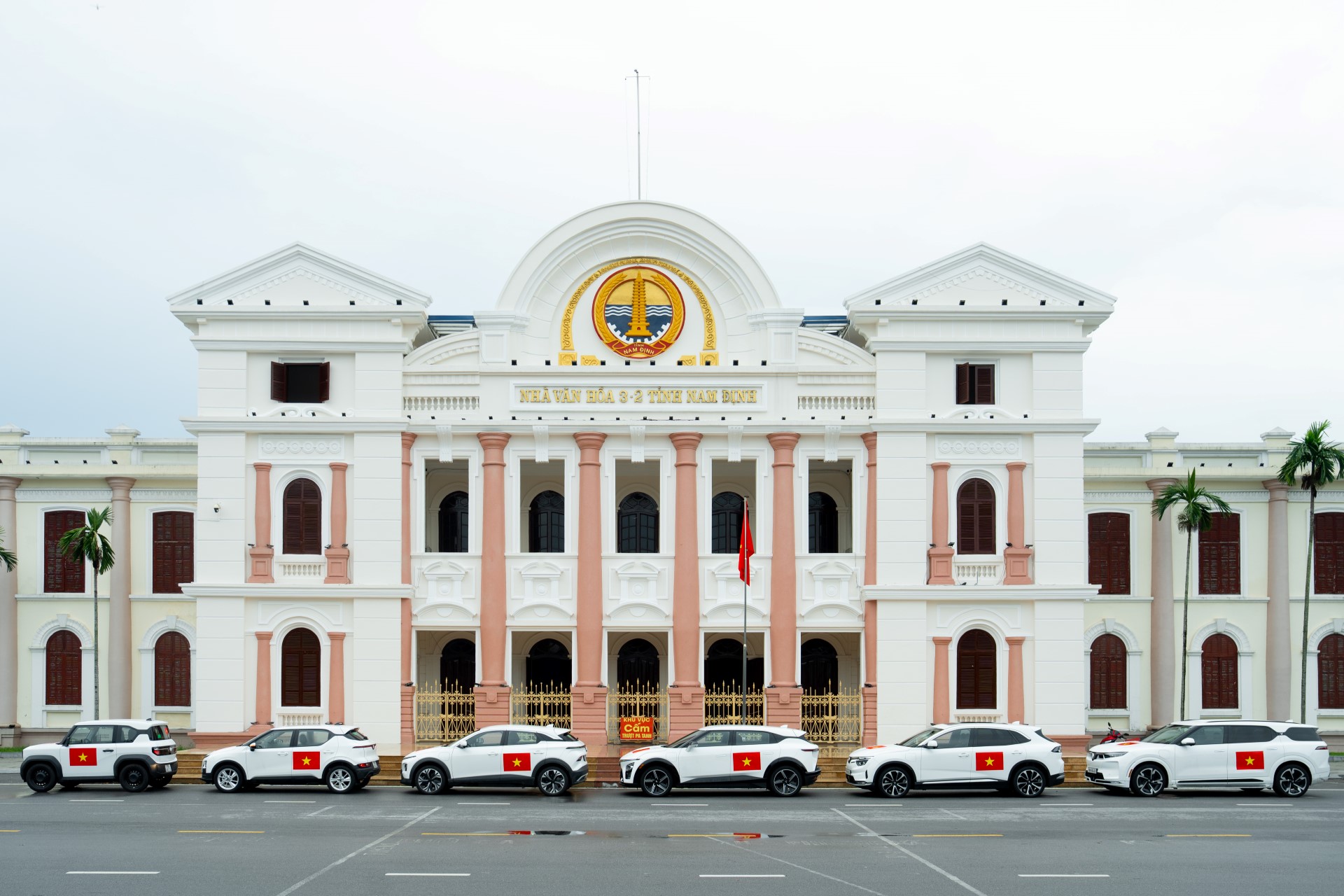 VinFast tặng 100.000 bộ decal quốc kỳ - mừng 80 năm Quốc kh&#225;nh - Ảnh 1