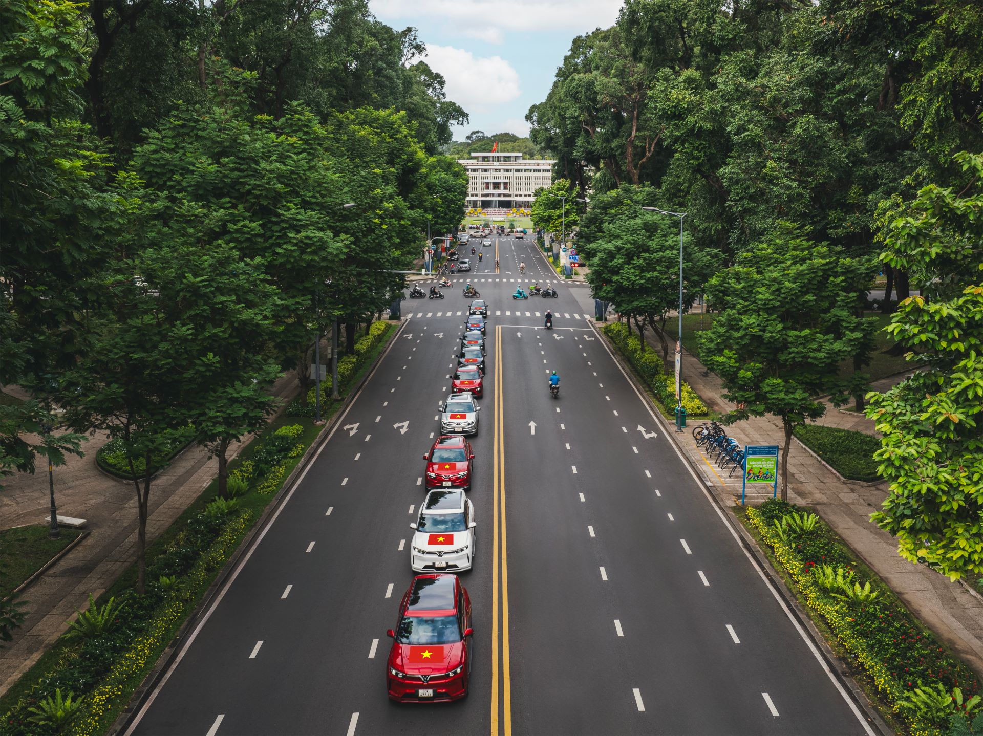 VinFast tặng 100.000 bộ decal quốc kỳ - mừng 80 năm Quốc kh&#225;nh - Ảnh 2