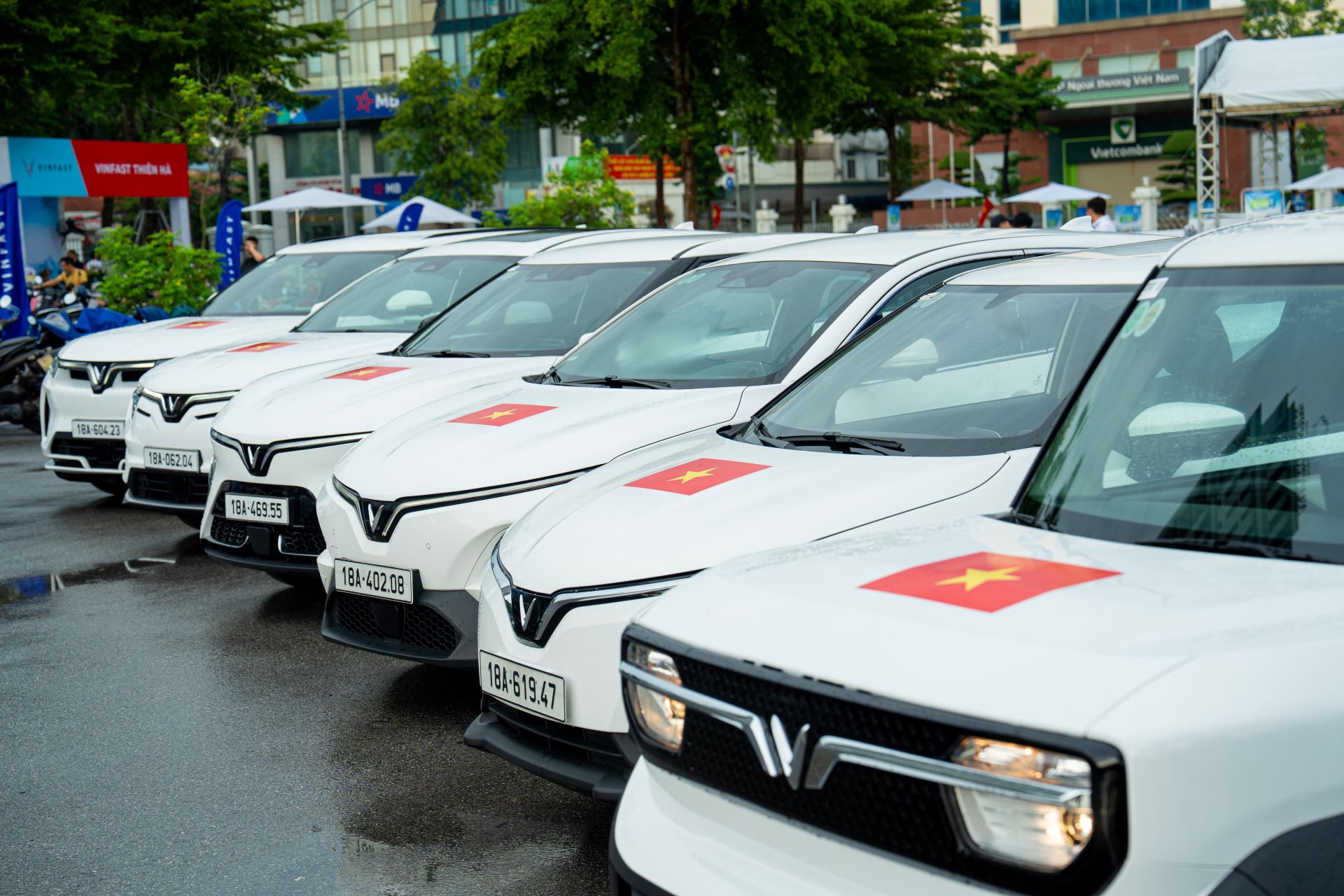 VinFast tặng 100.000 bộ decal quốc kỳ - mừng 80 năm Quốc kh&#225;nh - Ảnh 3