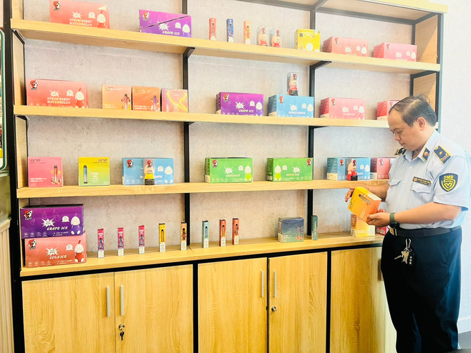 Cục QLTT Tp.HCM tiến h&agrave;nh kiểm tra một cửa h&agrave;ng tại quận G&ograve; Vấp ph&aacute;t hiện hơn 300 sản phẩm thuốc l&aacute; điện tử kh&ocirc;ng h&oacute;a đơn, chứng từ.