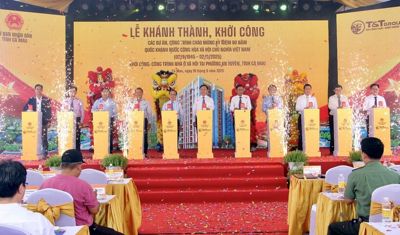 C&aacute;c đại biểu thực hiện nghi lễ khởi c&ocirc;ng c&ocirc;ng tr&igrave;nh nh&agrave; ở x&atilde; hội tại phường An Xuy&ecirc;n, tỉnh C&agrave; Mau