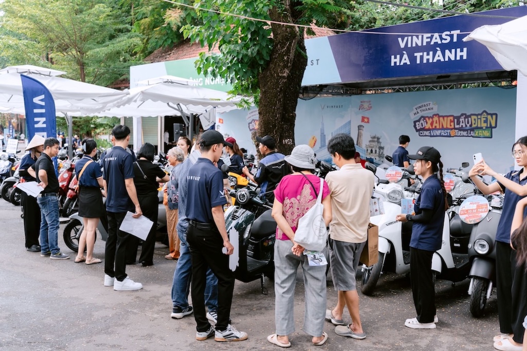 Sự kiện &ldquo;Đổi xăng lấy điện - C&ugrave;ng VinFast kiến tạo tương lai xanh&rdquo; vẫn duy tr&igrave; sức h&uacute;t tại TP.HCM