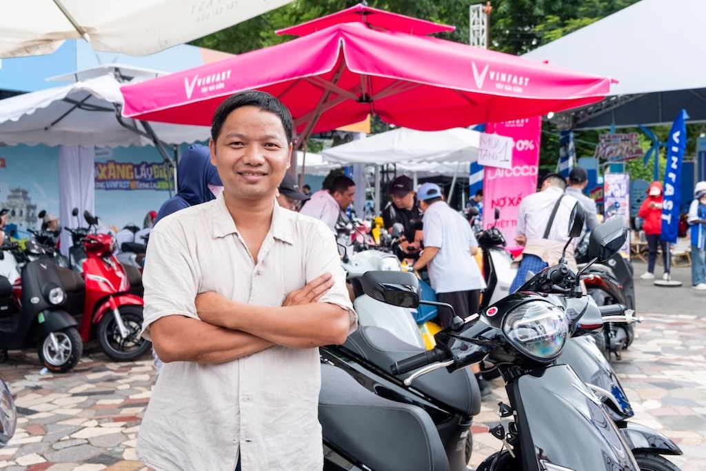 Anh V&otilde; Thanh Hiệp ấn tượng với khả năng tăng tốc v&agrave; sự &ecirc;m &aacute;i của xe m&aacute;y điện VinFast