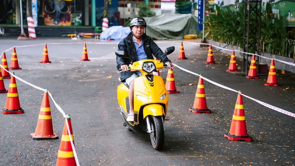 Chuỗi sự kiện &ldquo;Đổi xăng lấy điện - C&ugrave;ng VinFast kiến tạo tương lai xanh&rdquo; được nhiều kh&aacute;ch h&agrave;ng đ&aacute;nh gi&aacute; cao về &yacute; nghĩa khi gi&uacute;p nhiều người dễ d&agrave;ng chuyển đổi xanh