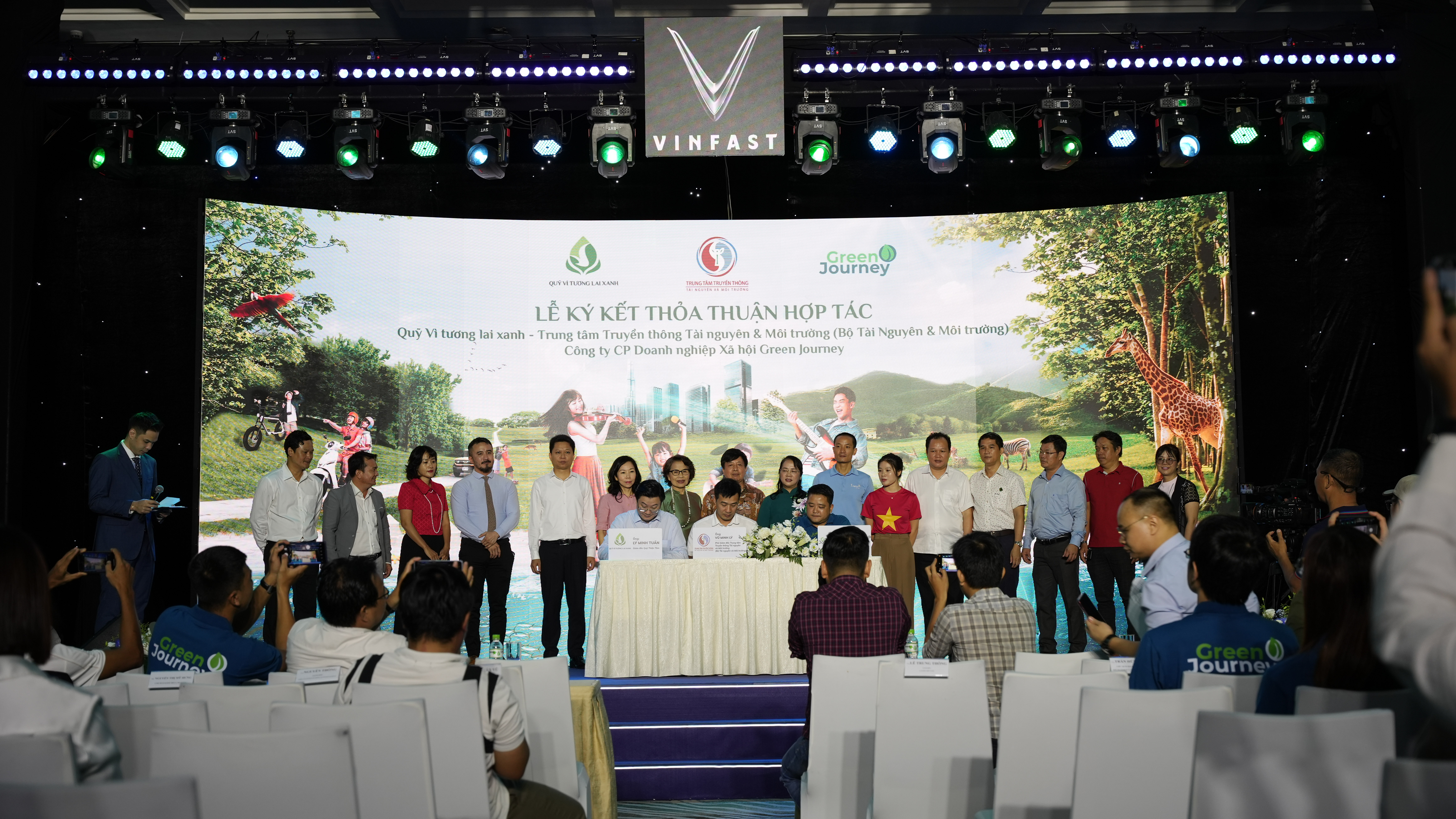 Quỹ đ&atilde; k&yacute; kết hợp t&aacute;c với Trung t&acirc;m truyền th&ocirc;ng T&agrave;i nguy&ecirc;n v&agrave; M&ocirc;i trường v&agrave; C&ocirc;ng ty cổ phần Doanh nghiệp x&atilde; hội Green Journey c&ugrave;ng chung tay h&agrave;nh động v&igrave; tương lai xanh.