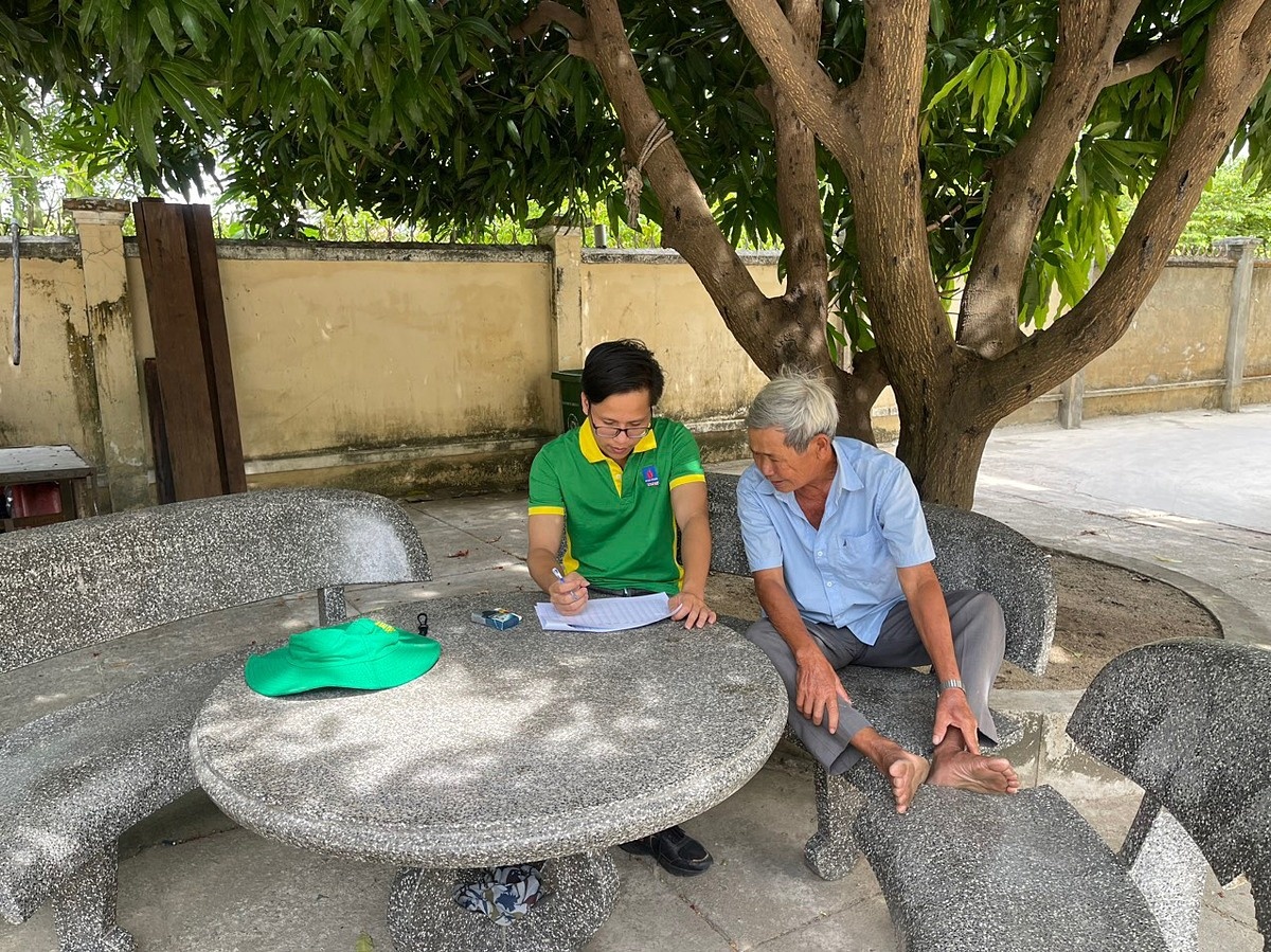 Kỹ sư Nh&agrave; m&aacute;y NPK Ph&uacute; Mỹ lắng nghe &yacute; kiến b&agrave; con n&ocirc;ng d&acirc;n g&oacute;p &yacute; cho sản phẩm. &nbsp;