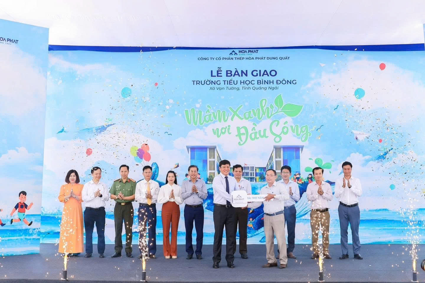 H&ograve;a Ph&aacute;t b&agrave;n giao Trường Tiểu học B&igrave;nh Đ&ocirc;ng tại x&atilde; Vạn Tường.