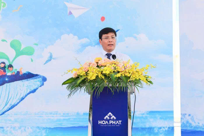 &Ocirc;ng Mai Văn H&agrave;, Gi&aacute;m đốc C&ocirc;ng ty Th&eacute;p H&ograve;a Ph&aacute;t Dung Quất ph&aacute;t biểu tại buổi lễ