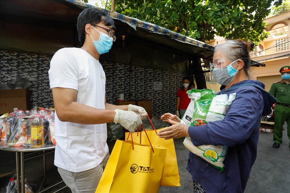 Những suất qu&agrave; thay cho lời nhắn gửi, động vi&ecirc;n của Tập đo&agrave;n T&amp;T Group đến những người d&acirc;n đang nơi &ldquo;t&acirc;m dịch&rdquo;: TPHCM cố l&ecirc;n v&agrave; chiến thắng!