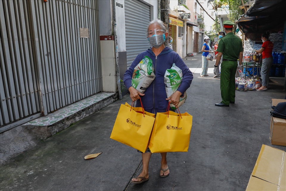 Tập đo&agrave;n T&amp;T Group hi vọng sự hỗ trợ kịp thời n&agrave;y sẽ cổ vũ, tiếp th&ecirc;m sức mạnh để người d&acirc;n TP.HCM nhanh ch&oacute;ng vượt qua kh&oacute; khăn, ổn định cuộc sống.