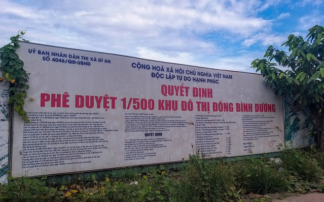 Mặc d&ugrave; đ&atilde; qu&aacute; thời hạn đưa đất v&agrave;o sử dụng, nhưng đến nay dự &aacute;n Khu đ&ocirc; thị Đ&ocirc;ng B&igrave;nh Dương vẫn chưa ho&agrave;n thiện ph&aacute;p l&yacute;. Sở TNMT tỉnh B&igrave;nh Dương y&ecirc;u cầu ch&iacute;nh quyền địa phương cắm bảng cảnh b&aacute;o về th&ocirc;ng tin dự &aacute;n chưa đủ điều kiện chuyển nhượng cho người d&acirc;n biết.
