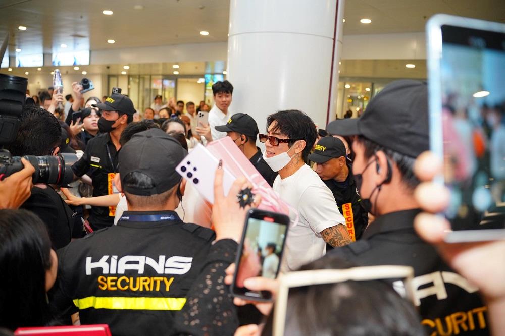 Khoảnh khắc DPR Ian xuất hiện tại s&acirc;n bay khuynh đảo mạng x&atilde; hội