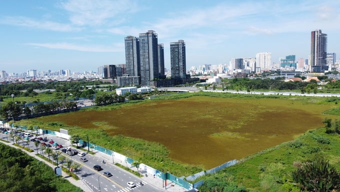 Trong qu&aacute; tr&igrave;nh triển khai, Lotte Properties HCMC đ&atilde; kiến nghị UBND Tp.HCM nhiều vấn đề như: điều chỉnh tổng mức đầu tư l&ecirc;n 57.000 tỷ đồng; thay đổi th&agrave;nh phần v&agrave; tỷ lệ g&oacute;p vốn giữa c&aacute;c c&ocirc;ng ty con của Tập đo&agrave;n Lotte trong li&ecirc;n danh; gia hạn tiến độ v&agrave; th&aacute;o gỡ vướng mắc ph&aacute;p l&yacute;.